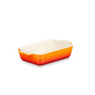 *Classic casserole dish, in the color oven red, stoneware, 18cm,25cm, or 32cm. While stock lasts. Cannot be combined with other discounts. (RRP €39 | outlet price €27.30)