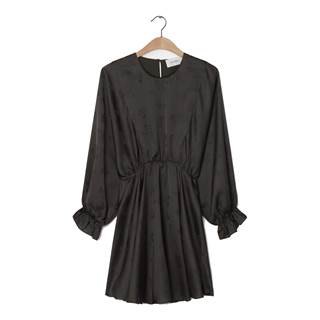 *Dress, in the color black. While stock lasts. Cannot be combined with other discounts. (RRP €175 | outlet price €87.50)