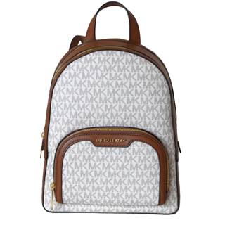 *Jaycee backpack. Different colors. Cannot be combined with other discounts or promotions. (RRP €495 | Outlet price €329)