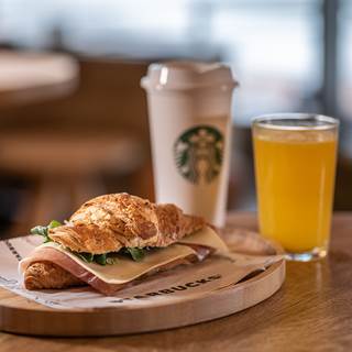 Discover the delicious coffee and the breakfast and quick lunch offer at Starbucks.